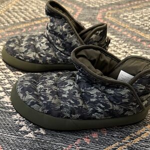 The North Face Kids Slippers - Camo Black and Gray